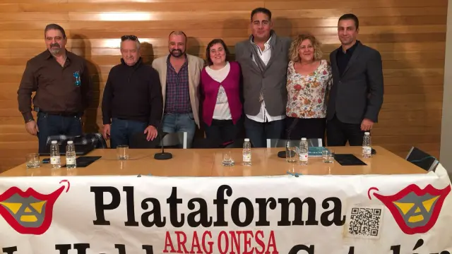 El presidente de la plataforma aragonesa 'No hablamos catalán', Luis López (izda.) ha ofrecido una rueda de prensa en Logroño.