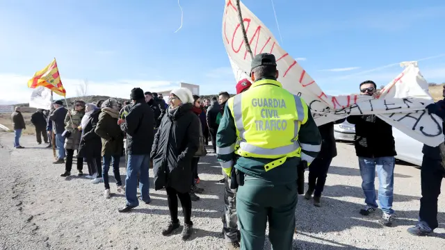 Concentración de protesta junto a la A-222 por la cesión de la pista de acceso a Armillas para el transporte de arcillas.