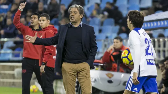 Natxo González da instrucciones a sus futbolistas durante el partido de ayer.