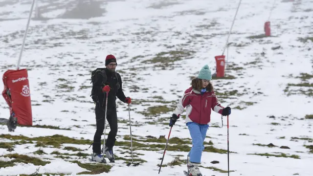 Los primeros esquiadores de la temporada se dejaron ver ayer en la parte baja de la estación de Candanchú.