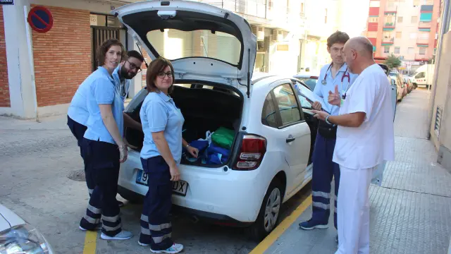 Médicos y enfermeros del servicio de atención a domicilio del hospital de Alcañiz se disponen a iniciar la jornada.