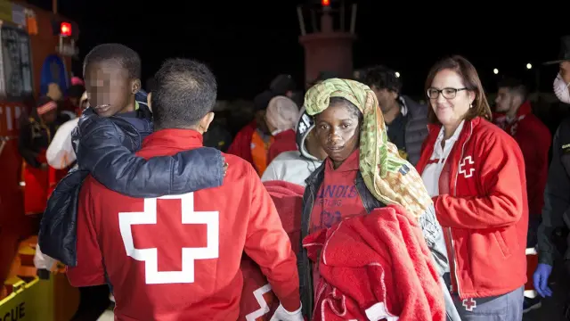 Los rescatados presentan aparente buen estado de salud y serán trasladados hasta el puerto de Almería.