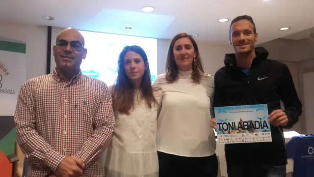 Alberto García (ADE Zaragoza), Tanit Gracia (ADE Zaragoza), Ana Mateo (Fundación para la Diabetes) y el olímpico Toni Abadía.