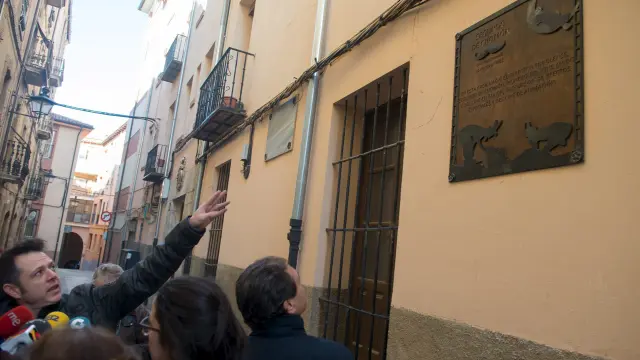 El artista Nacho Díaz señala la placa que ha diseñado como homenaje a Segundo de Chomón