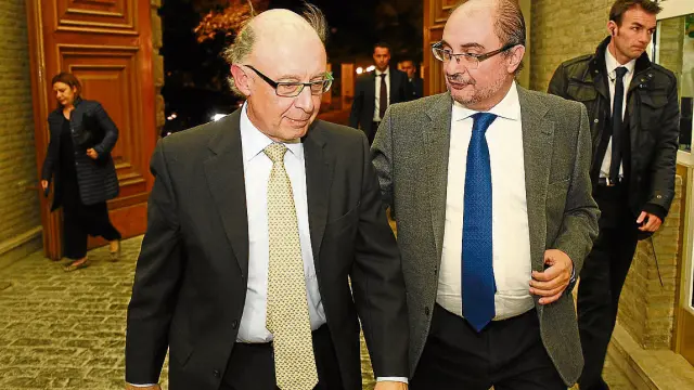 El presidente de Aragón, Javier Lambán, este lunes con el ministro de Hacienda, Cristóbal Montero.
