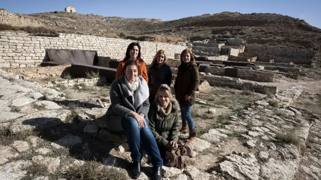 Natalia, Tere, Marta, María José y María Jesús, de la Asociación Los Trabajos de Hércules, en el yacimiento de Lépida Celsa.