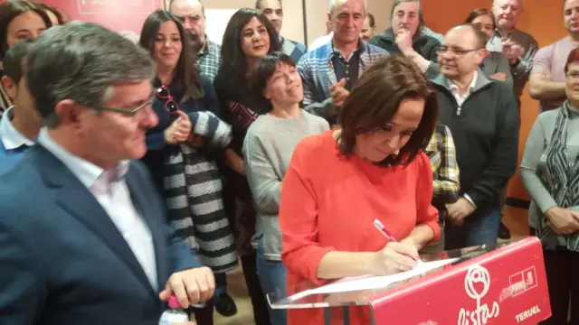 Mayte Pérez firma su candidatura a las primarias para elegir el secretario general del PSOE de Teruel junto al secretario saliente, Vicente Guillén.