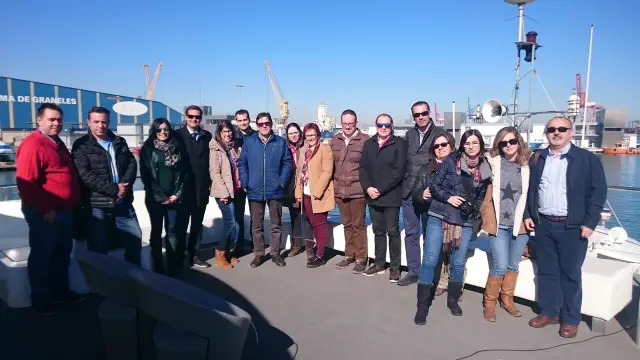 Los empresarios turolenses posan en el puerto de valencia