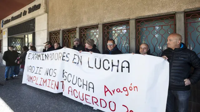 Los examinadores en huelga organizaron este martes una protesta a las puertas de la Jefatura Provincial de Tráfico en Zaragoza.