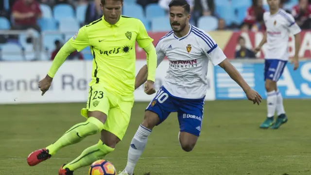 Morcillo, capitán del Almería, y Javi Ros durante el Zaragoza-Almería de la temporada pasada.
