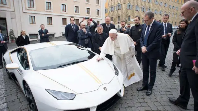 La marca automovilística ha regalado al Papa un modelo personalizado con los colores de la bandera del Vaticano.