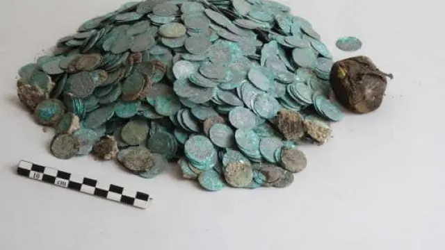 Algunas de las monedas halladas en Cluny