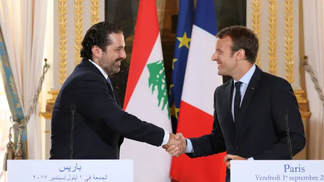 Foto de archivo de Hariri junto a Macron.