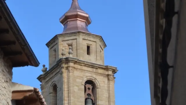 Imagen de la torre campanario de Santa María la Mayor de Fórnoles.