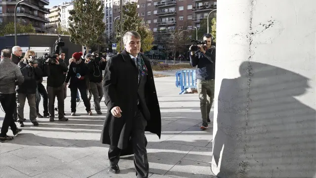 El abogado de tres de los acusados, Agustín Martínez, entrando a los juzgados.