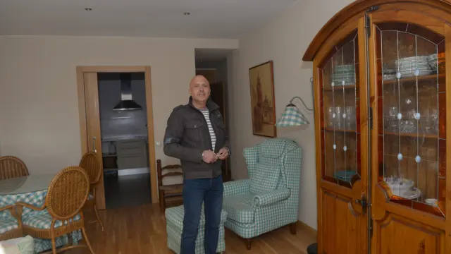 José Lorente, gerente de una inmobiliaria, muestra un piso de Teruel a punto de ser alquilado