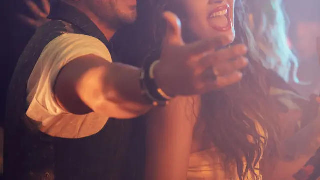 Luis Fonsi y Demi Lovato en el videoclip de 'Échame la culpa'.