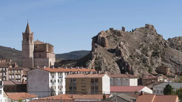 Panorámica de Montalbán con el cerro del castillo al fondo.