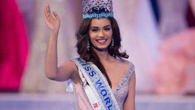 La estudiante india de medicina Manushi Chhillar, de 20 años, logra la corona de Miss Mundo.