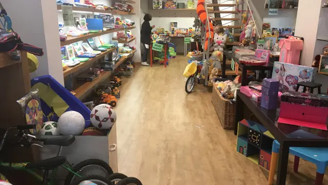 Imagen del mercadillo de juguetes de Cáritas en Huesca.