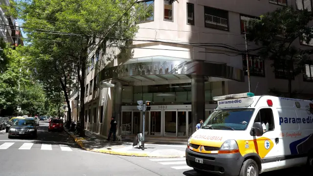 Una ambulancia frente a la clínica donde murió el fiscal español