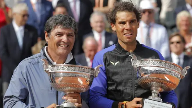 Toni Nadal y Rafa Nadal, con el décimo Roland Garros.