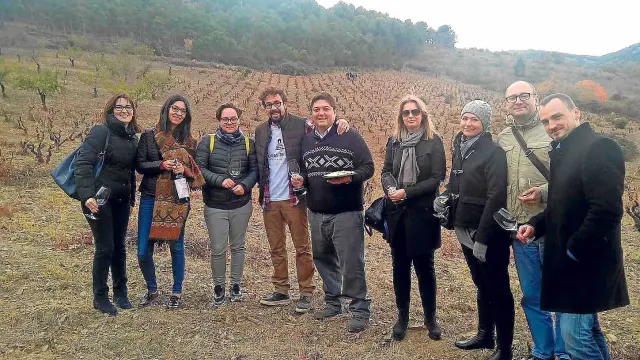 Los visitantes en Valdejalón, en el viñedo de macabeo más antiguo de Aragón.
