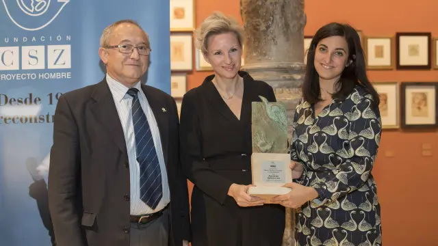 Carlos Gómez, Beatriz Lucea y María Luisa Grau, con el premio a ´Believe in Art`.