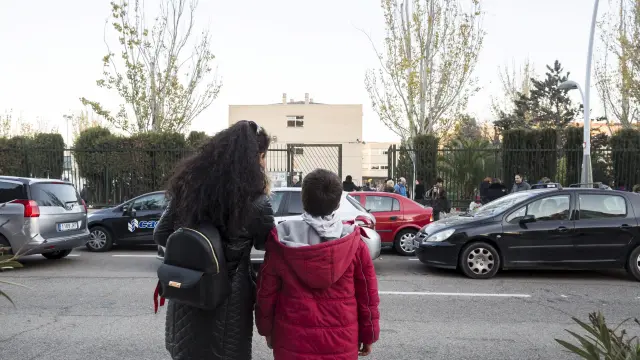 Albina P. Pepa con su hijo menor, ayer, a la salida del CEIP Puerta de Sancho.