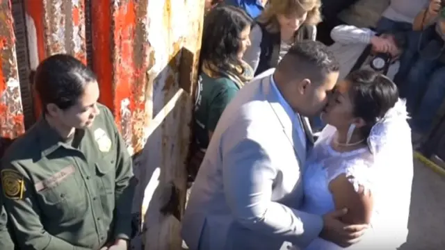 Una pareja aprovecha apertura del muro entre México y Estados Unidos para casarse.