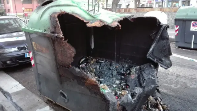 Arden cinco contenedores en el Arrabal afectando a dos coches y a la fachada de un centro de salud