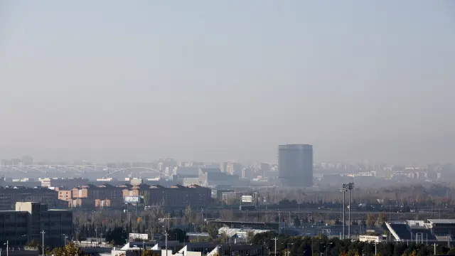 Esta imagen de la Torre del Agua, tomada desde Juslibol a primera hora de la mañana, permite observar una 'boina' que es una mezcla de neblina y partículas contaminantes.