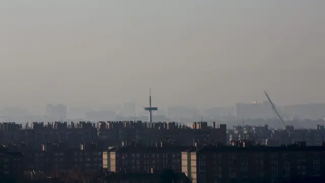 Boina de bruma con partículas contaminantes en el cielo de Zaragoza