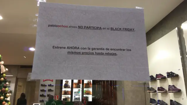 El cartel colocado en el escaparate de Pablo Ochoa.