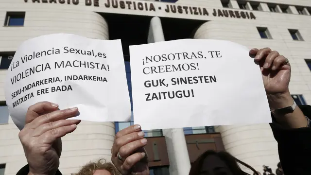 Mensajes de apoyo a la demandante en una concentración a las puertas del tribunal en Pamplona.