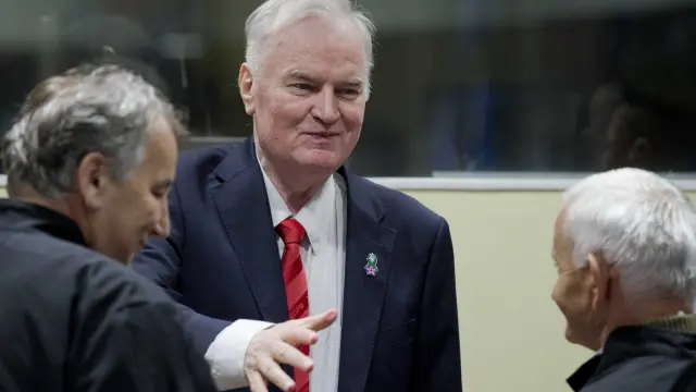 Mladic saluda a sus abogados a su llegada a la sesión del Tribunal Penal Internacional que le ha condenado a cadena perpetua, este miércoles 22 de noviembre.