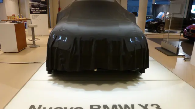 Presentación del BMW X3 durante un 'Closed Room' en las instalaciones de Goya Automoción.