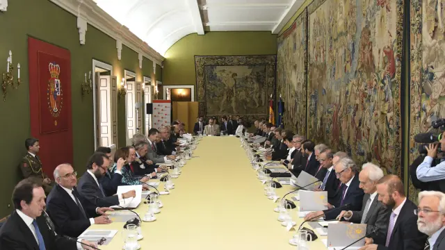 Reunión del comité científico del Real Instituto Elcano presidida por el Rey.