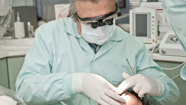 Los dentistas denuncian la falta de validez de los estudios de las cadenas dentales.