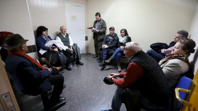 La sala de espera de Urología, en la foto, se queda pequeña para el número de pacientes citados
