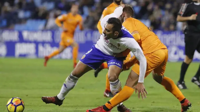 Borja disputa un balón en el partido ante el Reus.