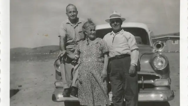 Julio Yagües, Josefa Jarque y Domingo Yagües, de Javaloyas, posan con su coche en Idaho.