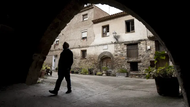 Curro Fatás en la entrada del castillo de Añón, cuya instalación hostelera gestiona en la actualidad.