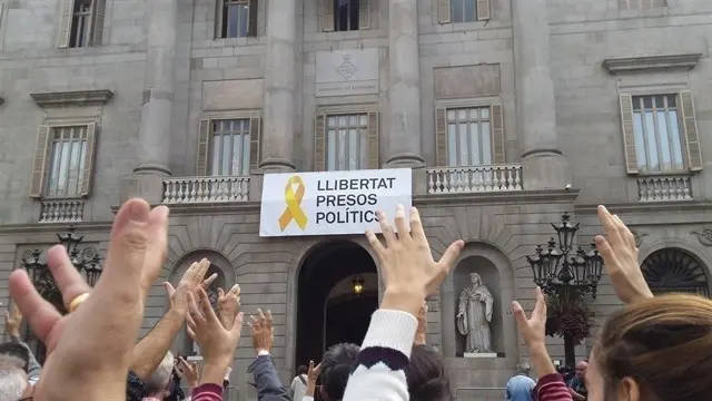Pancarta que colgaba del balcón del Ayuntamiento de Barcelona