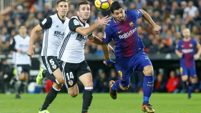 José Gaya y Luis Suárez pelean un balón en un vibrante Valencia - FC Barcelona