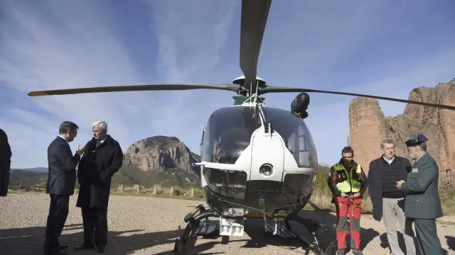El helicóptero de la Guardia Civil, este lunes en Riglos, donde se ha hecho balance de la campaña de verano y se ha presentado la de invierno