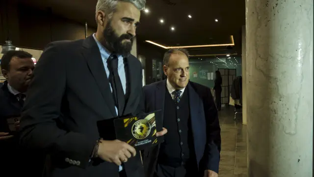 Rubén Alcaine (Zaragoza CFF) y Javier Tebas, esta noche en Zaragoza.