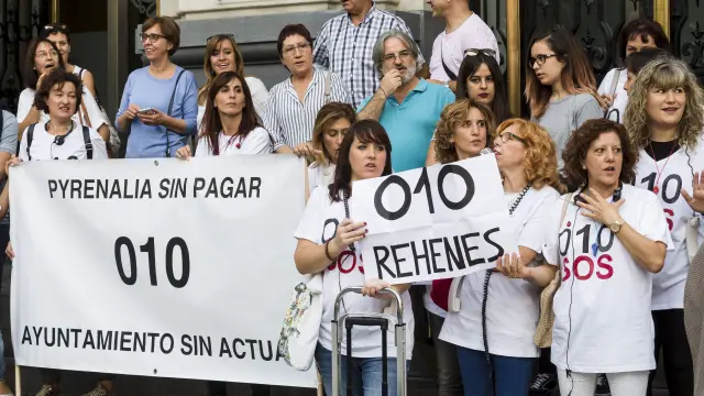 Las trabajadoras del 010 en una protesta de 2017 por los impagos de sus nóminas.