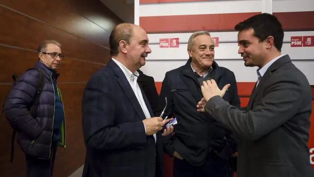 Lambán, junto a Fernando Gimeno, Javier Sada y Darío Villagrasa, en la sede del PSOE