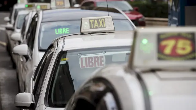 Varios taxis zaragozanos en una imagen de archivo.